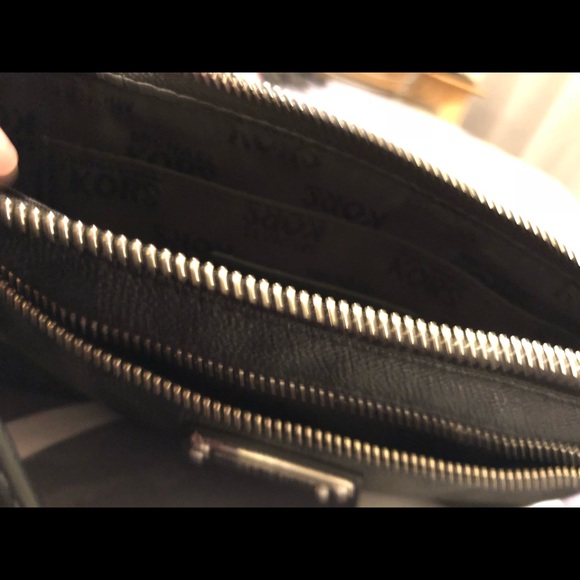 Michael Kors wristlet - Picture 3 of 3